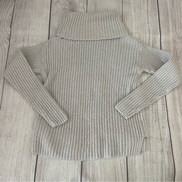 OLD NAVY Women’s Cable Knit Turtleneck Sweater Light Gray Ivory Size Medium - Picture 6 of 6